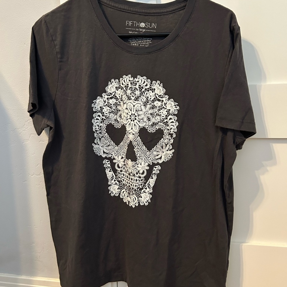 Gray Lacey skull graphic tea in a 2XL! By the brand fifth sun!